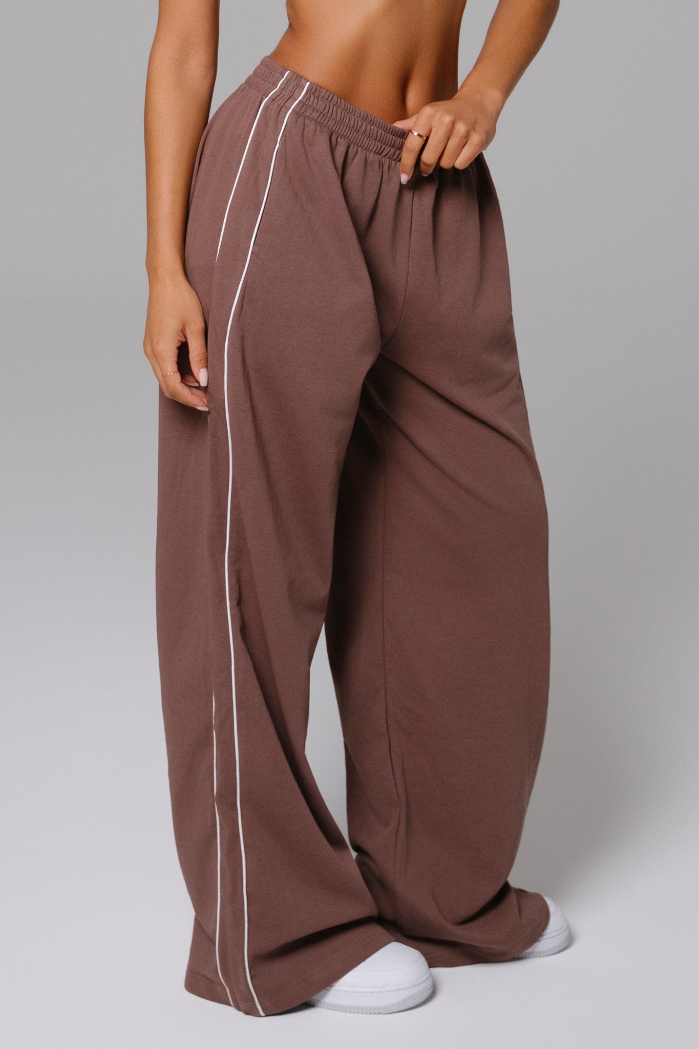 Maison and Aurora Shelly Sweatpants in soft chestnut color, featuring a relaxed fit and cozy fabric, shown on a model.