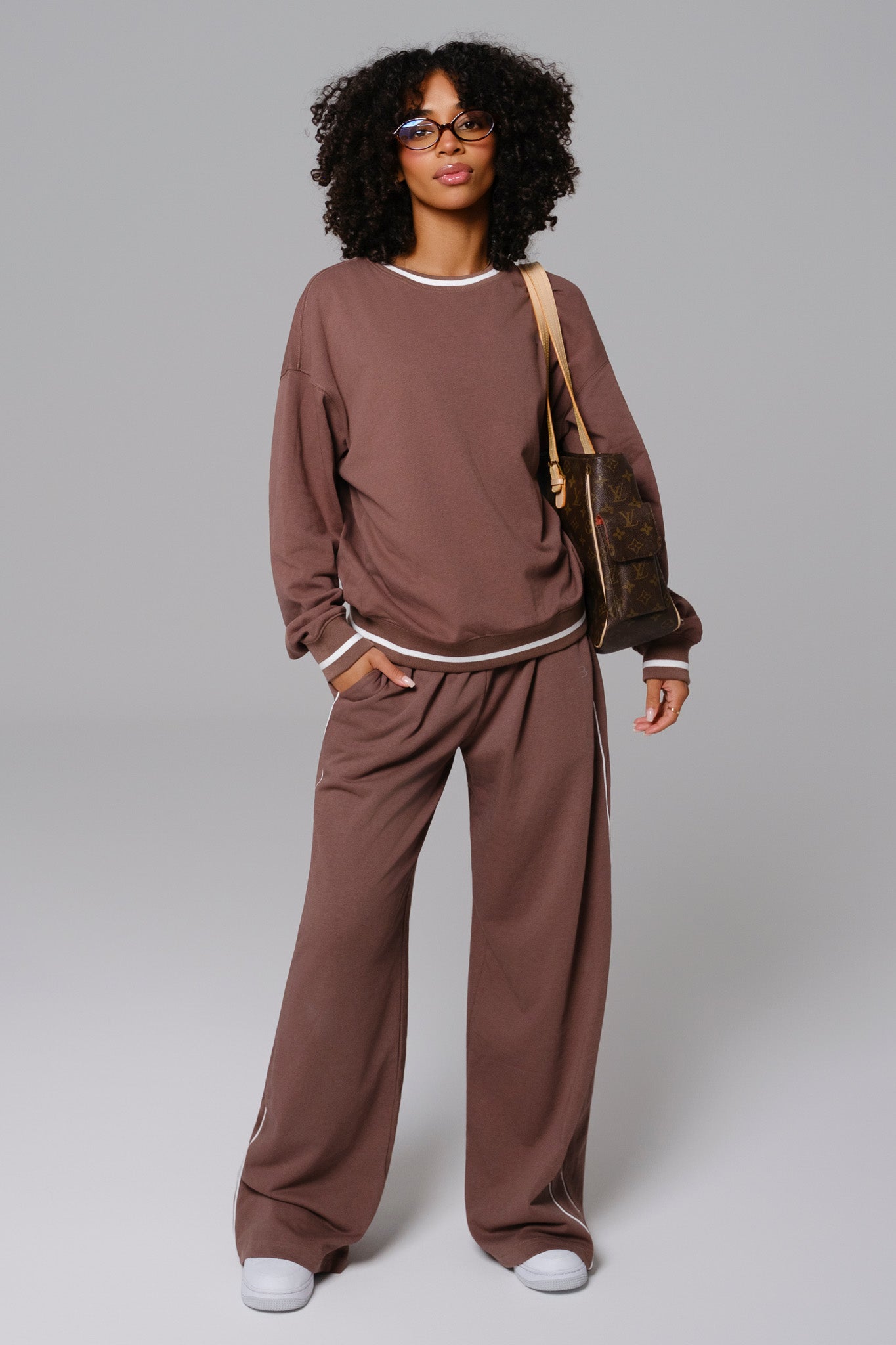 Maison and Aurora Shelly Sweatpants in soft chestnut color, cozy fit with elastic waistband and relaxed style.