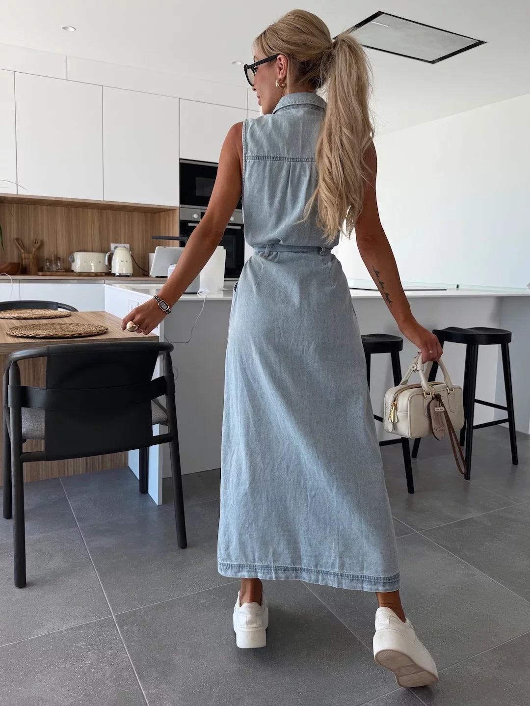 Livia™ | Ermeløs denimkjole med knapper og knytebelte