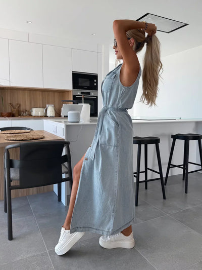 Livia™ | Ermeløs denimkjole med knapper og knytebelte