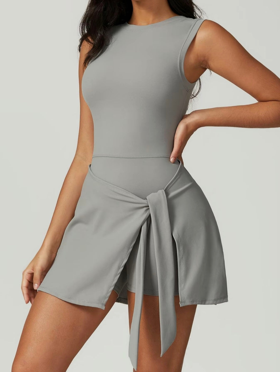 Alani™ | Sporty minikjole med omslagsdetalj
