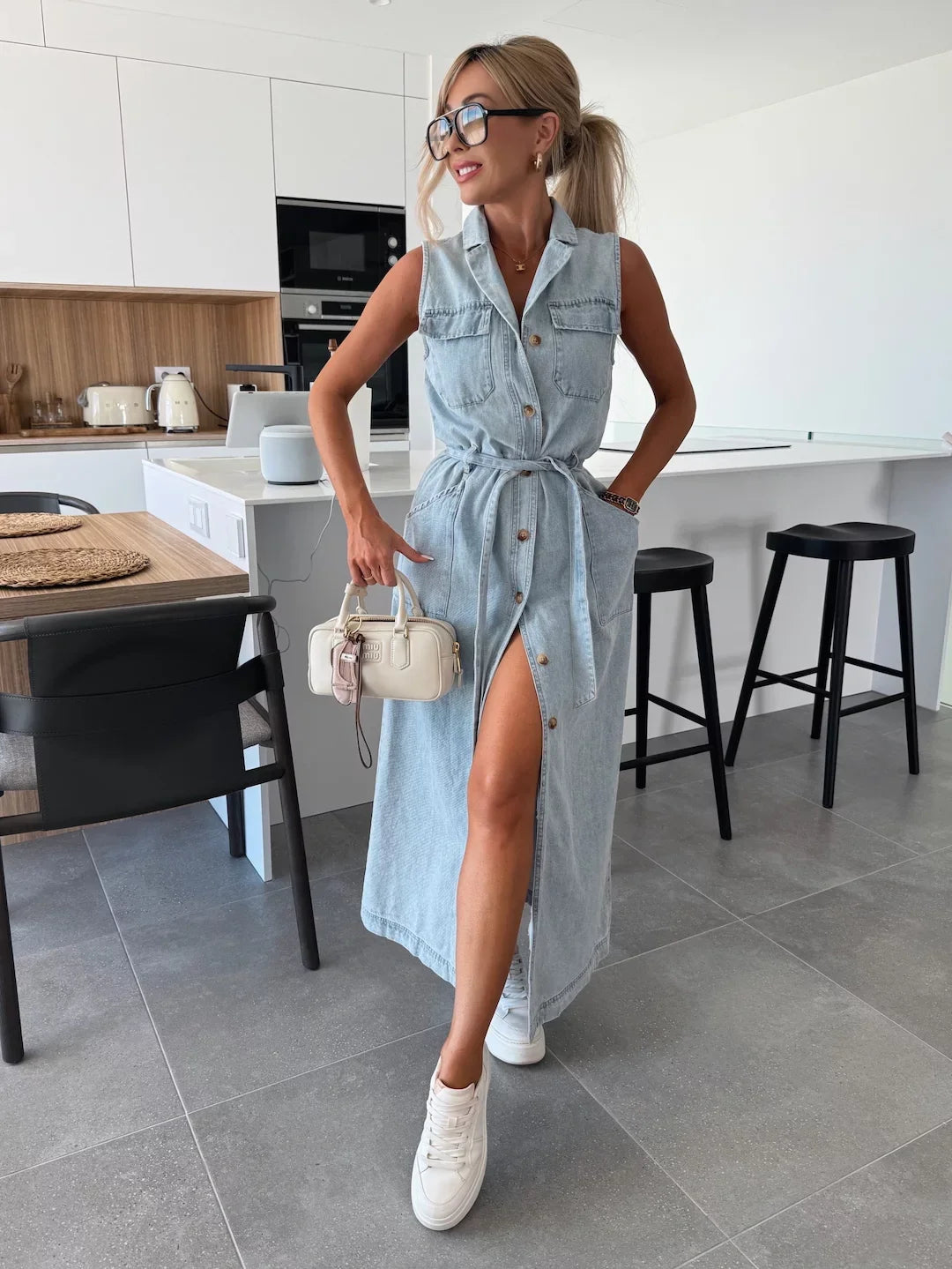 Livia™ | Ermeløs denimkjole med knapper og knytebelte