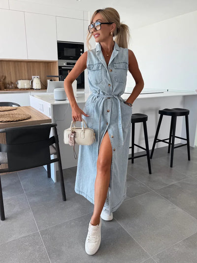 Livia™ | Ermeløs denimkjole med knapper og knytebelte