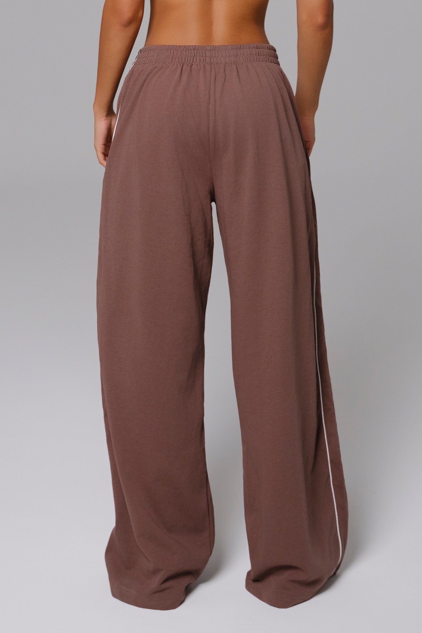 Maison and Aurora Shelly Sweatpants in Soft Chestnut, cozy casual pants with a relaxed fit and soft fabric, shown on a model.